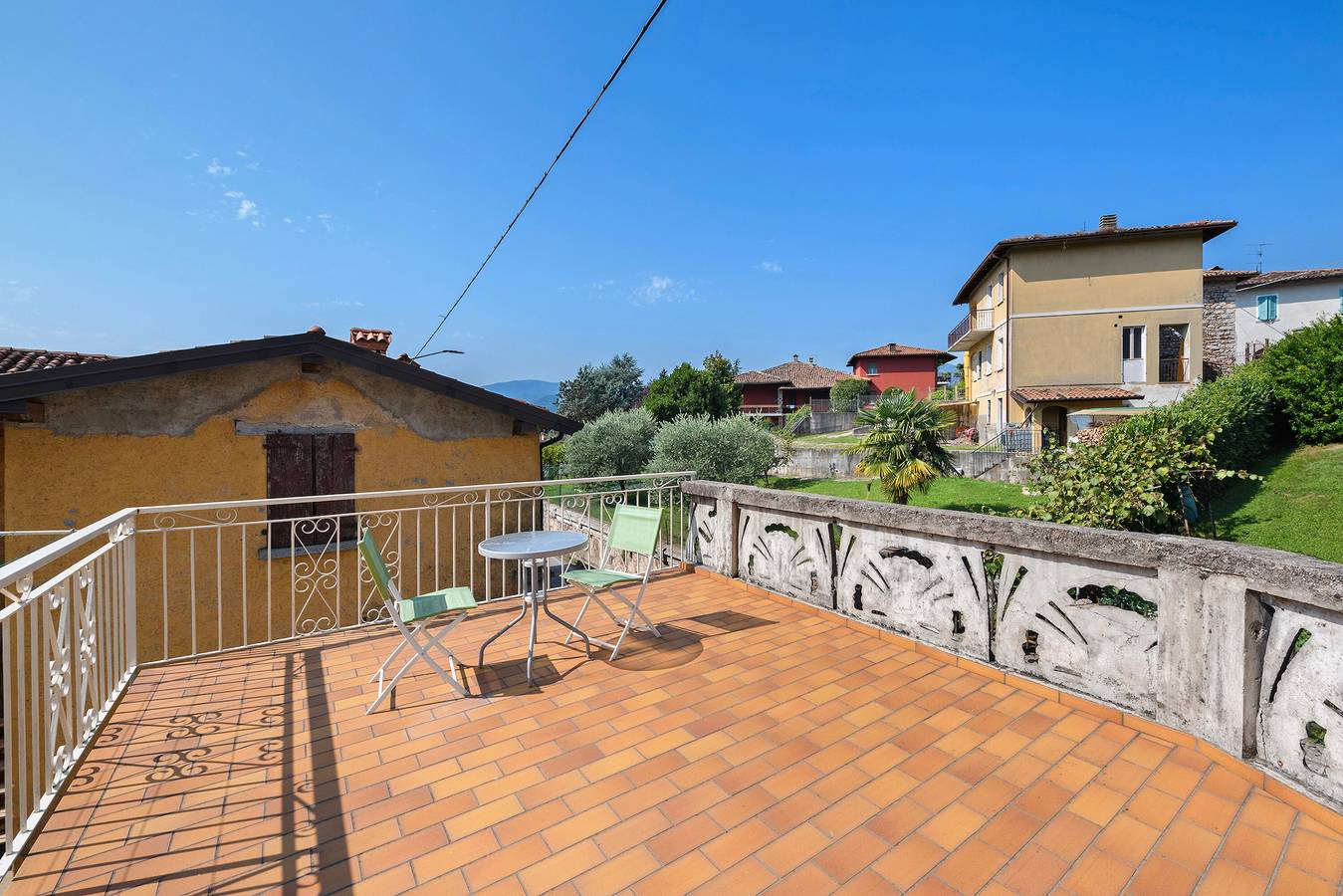 Entire apartment, Apartment 'Isola Bella' with Mountain View, Private Terrace and Wi-Fi in Preseglie, Garda Mountains