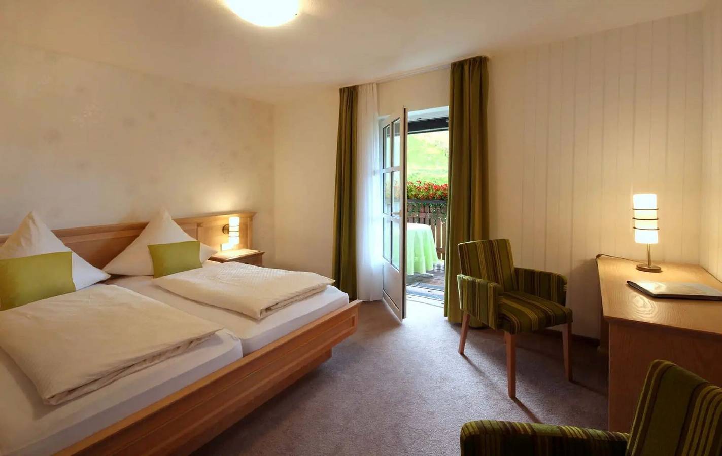 Komfort-Doppelzimmer Typ D mit Balkon, Bergblick und Gemeinschaftsterrasse in Medebach, die Mittelgebirge