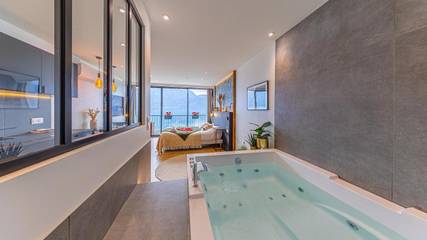 Gîte pour 2 personnes, avec sauna ainsi que jacuzzi et balcon à Tresserve