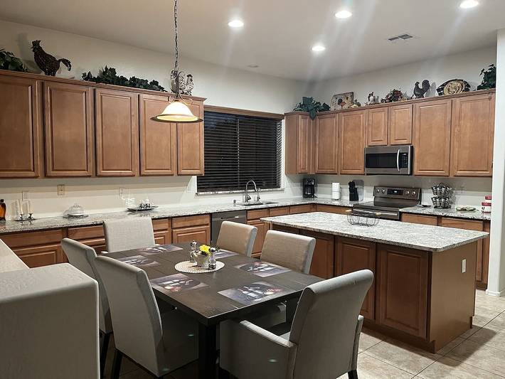 Vacation rental for 8 people, with pool and yard as well as hot tub in San Tan Valley