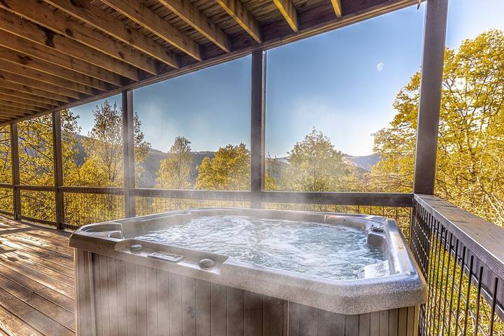 Vacation house for 6 people, with terrace and hot tub in Fontana Lake