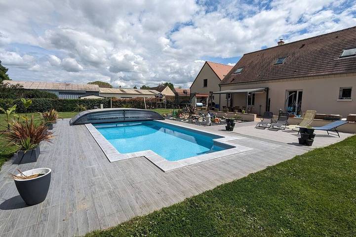 Gîte pour 12 personnes, avec jardin et piscine