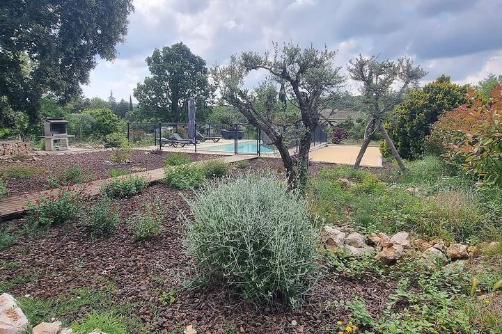 Location de vacances pour 10 personnes, avec terrasse et jardin à Labastide-de-Virac