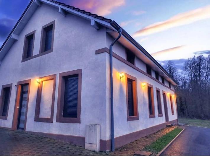 Gîte pour 8 personnes, avec jardin dans Bining