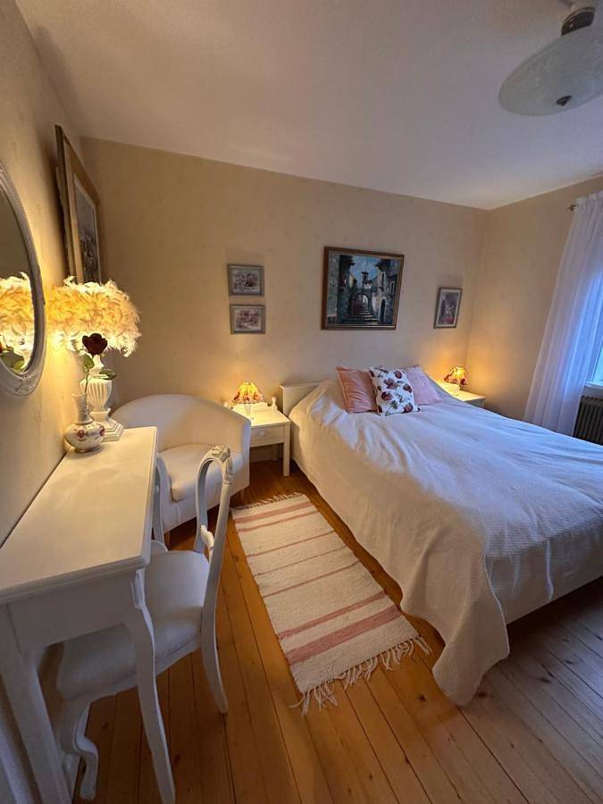 Bed and breakfast för 2 Personer, med trädgård i Mjölby