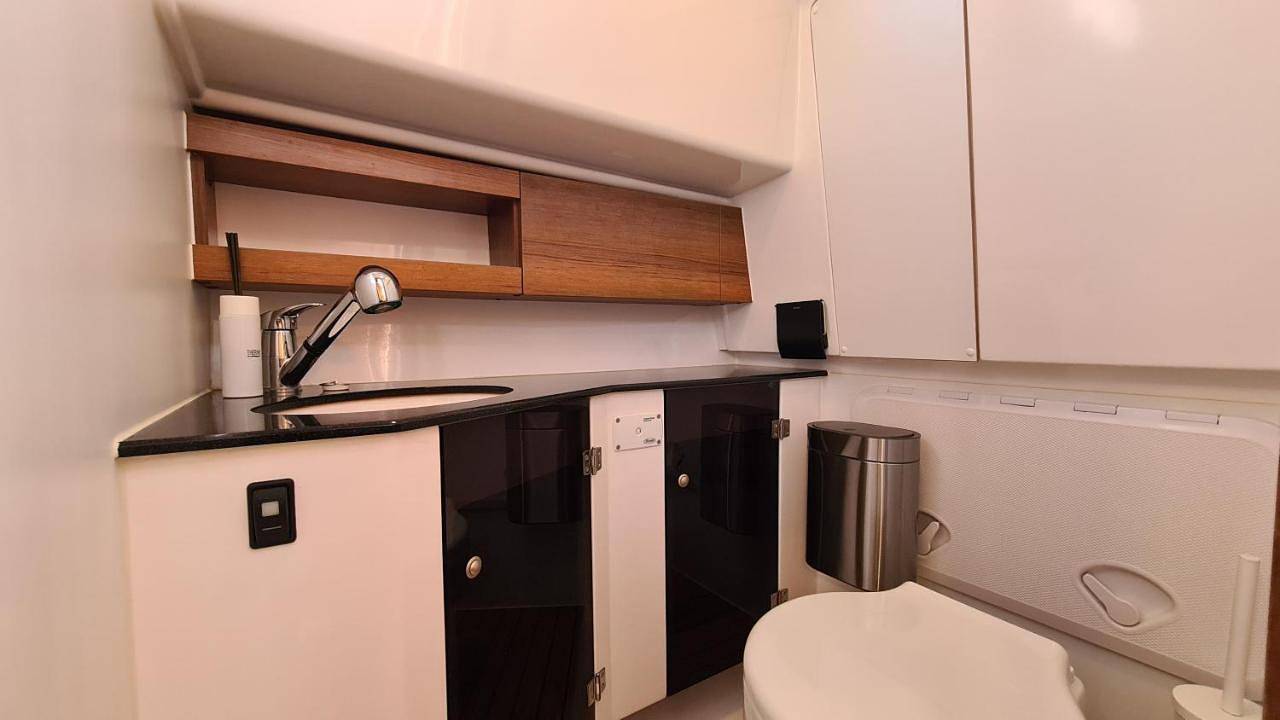 Unique stay on a modern motor yacht - Natural Harbour in Ijsselmeer