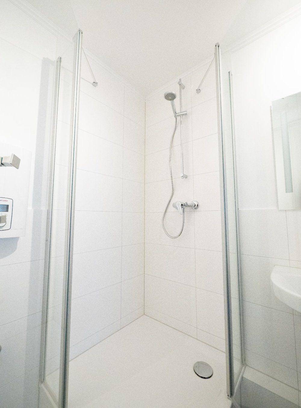 Ganze Ferienwohnung, Monteurwohnung für 5 Personen mit Balkon & Küche – Ahrensburg Nähe Hamburg - Agrp1203 in Ahrensburg, Kreis Stormarn