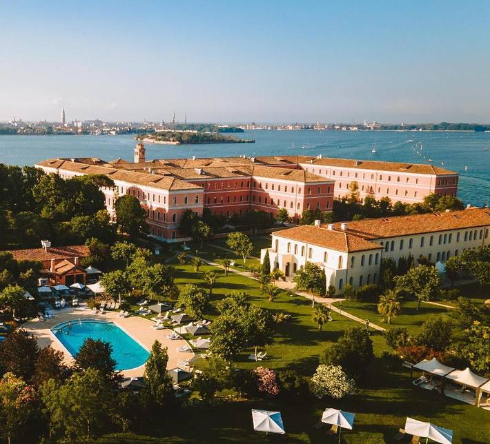Hôtel pour 6 personnes, avec sauna et jacuzzi ainsi que piscine et jardin, animaux acceptés