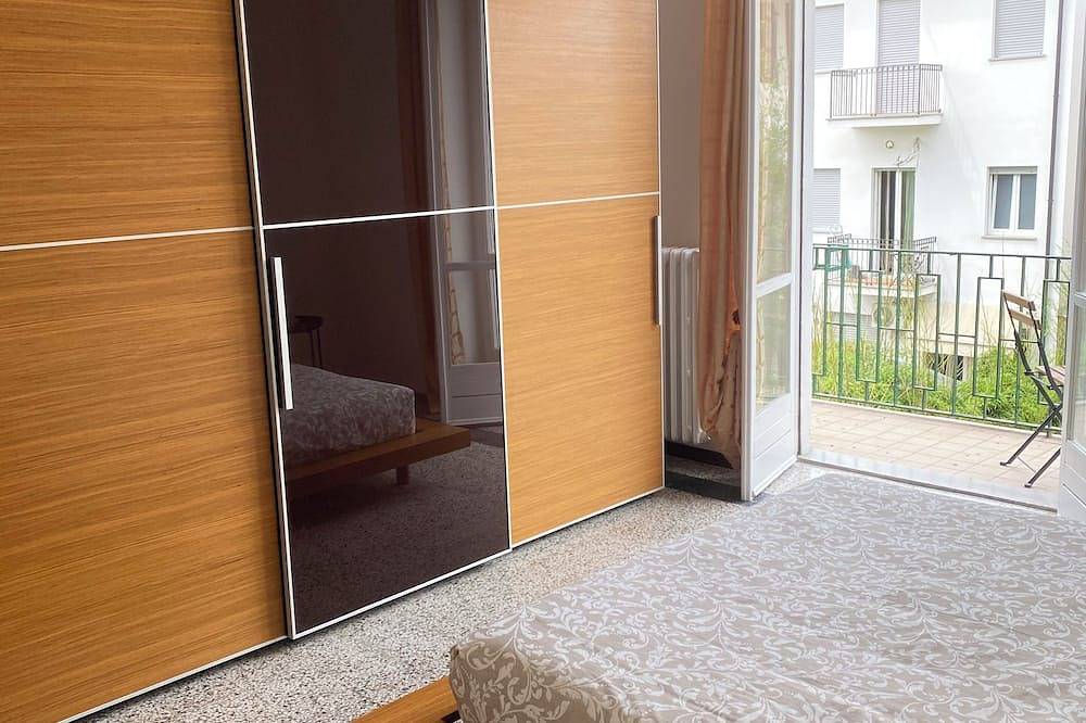 Apartamento entero, Apartment in Alba with free parking. Sleeps 7. Self check-in in Alba, Langhe