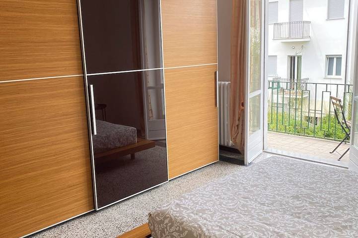 Ganze Wohnung, Apartment in Alba with free parking. Sleeps 7. Self check-in in Spiaggia cherasca, Alba