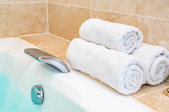Location de vacances pour 14 personnes, avec jacuzzi ainsi que terrasse et jardin à Bonnac-la-Côte - 4
