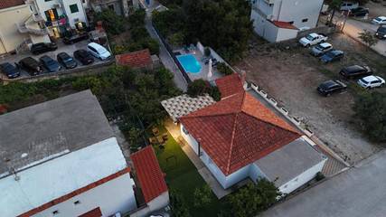 Ferienhaus für 7 Personen, mit Garten und Pool sowie Ausblick, mit Haustier in Dalmatien