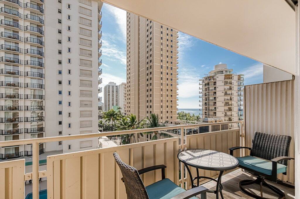 Ganze Wohnung, Ninth-Floor Studio w/ Central A/C, Free Wifi, Partial Ocean Views, & Work Space in Waikiki Beach, Honolulu