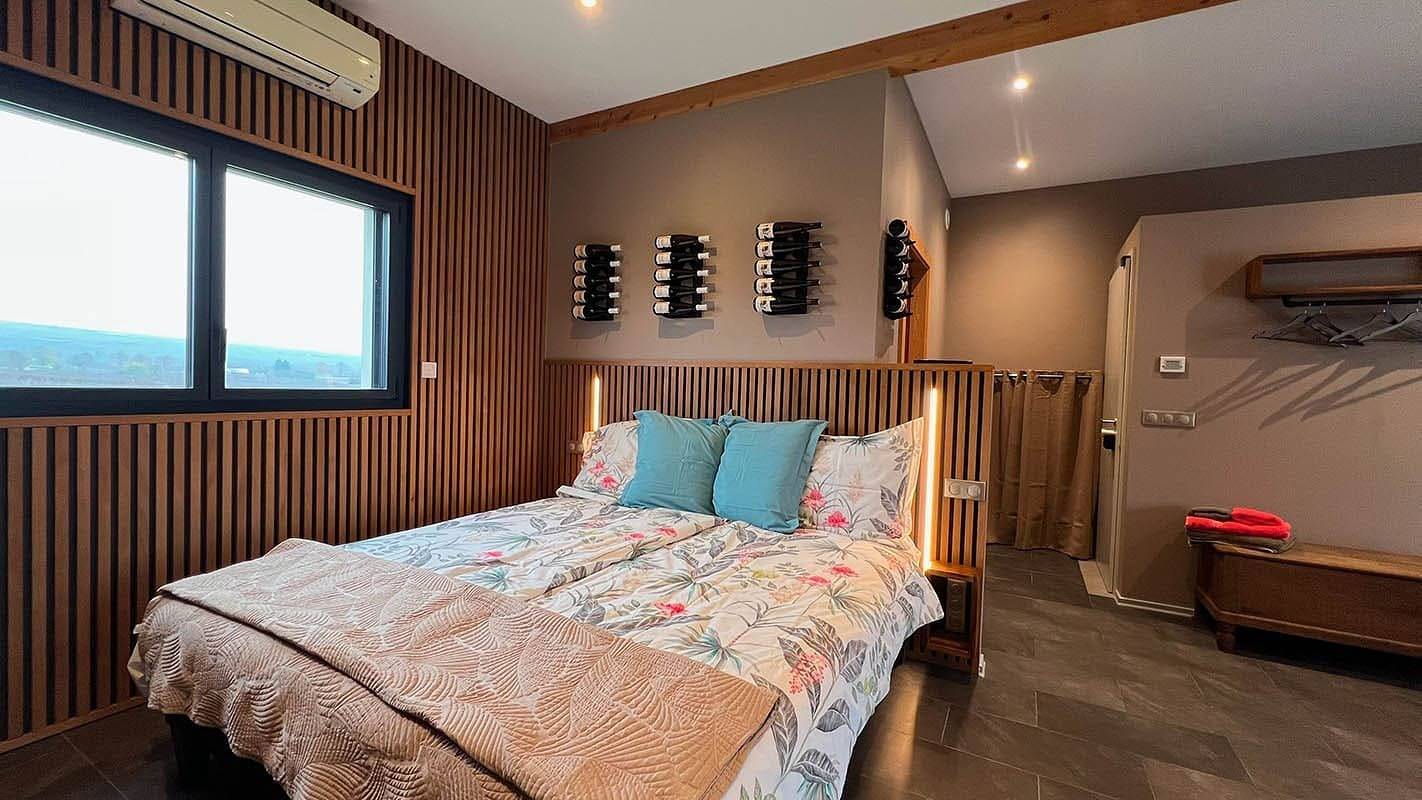 La chambre aux bouteilles du vigneron au Domaine Gueth - Suite premium "L'Inattendue" in Gueberschwihr, Parc naturel régional des Ballons des Vosges