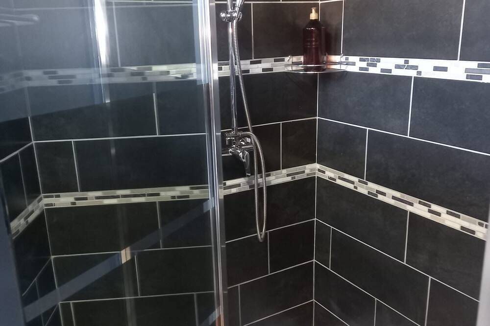 A pleasant room with shower room, 160cm bed and all comforts included. in Lavelanet, Ariège