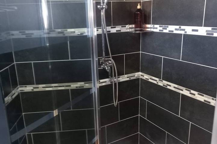 Une agréable chambre avec salle de douche , lit de 160cm et le confort inclus. in Lavelanet, Ariège