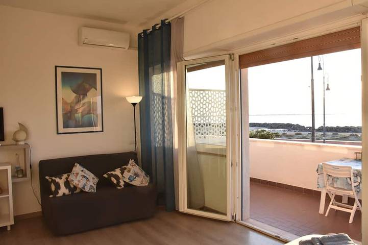 Appartamento intero, Appartamento relax sul mare a 10' dall'Aeroporto di Fiumicino. Possibile navetta in Fiumicino, Provincia di Roma