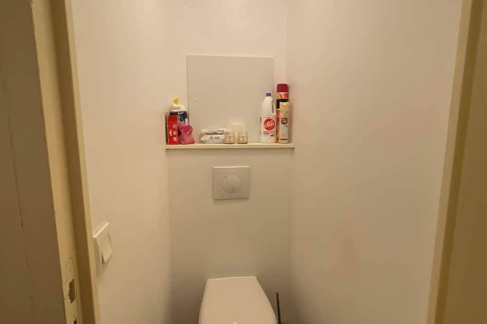Ganze Wohnung, Stone and vacation apartment with covered parking space and pool access. in Le Dramont, Saint-Raphaël