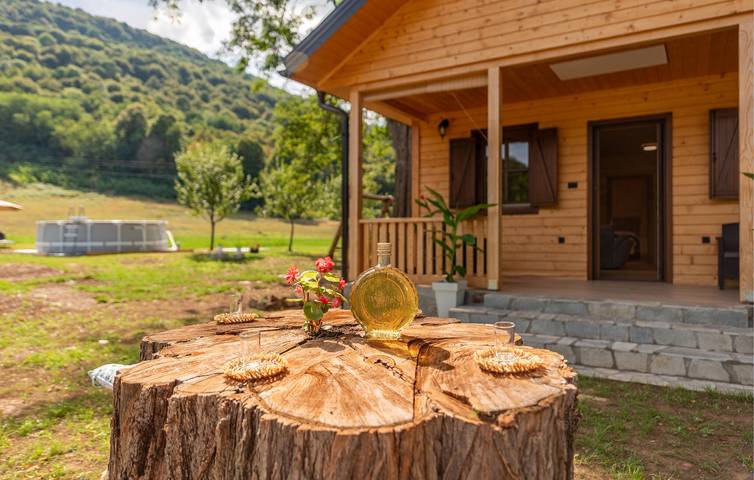 Charmante Ferienwohnung mit Pool in der Nähe des Flusses Korana – WLAN, Parkplatz und Terrasse in Smoljanac, Lika-Senj