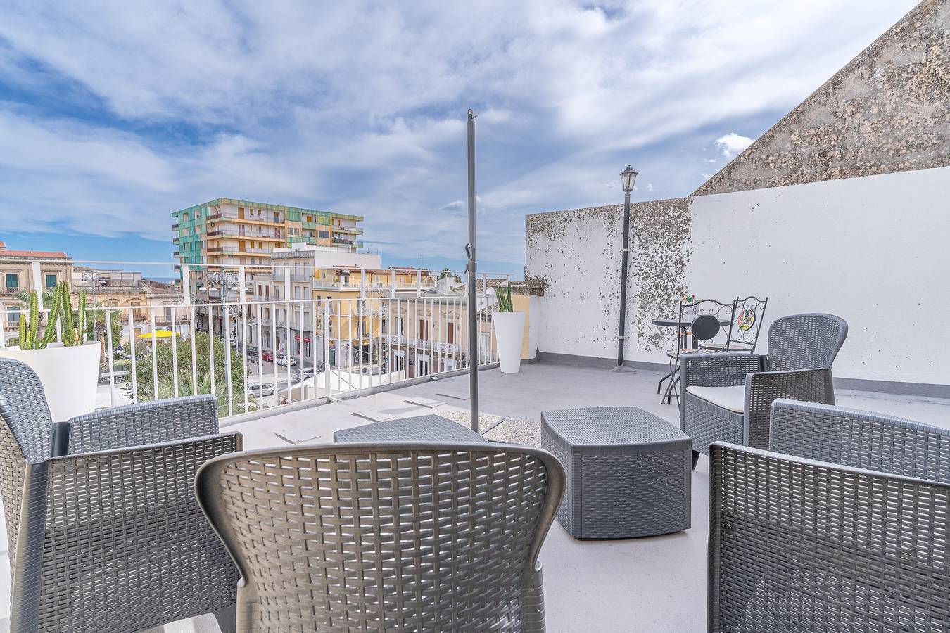 Appartamento intero, Appartamento 'Principe Umberto' con Terrazza in Comune, Wi-Fi e Aria Condizionata in Avola, Siracusa e dintorni