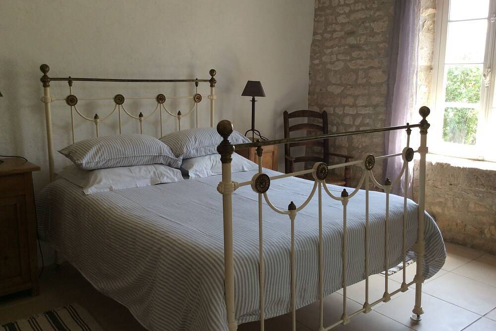 Le Pressoir  - Traditional Farmhouse nr La Rochelle. beaches 20 mins and a pool. in Landrais, Région de Rochefort