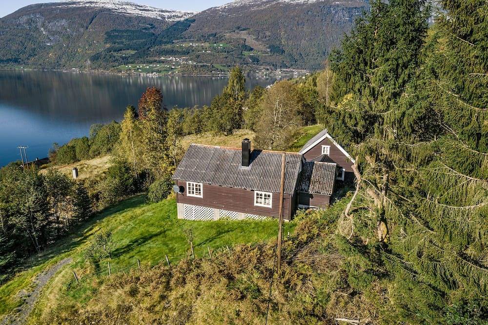 Eiketun in Olden, Oldevatnet
