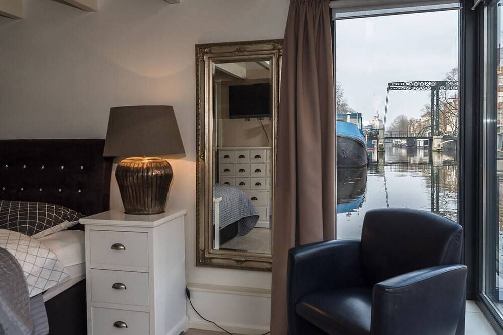 Beautiful large houseboat-apartment at the canal district in the hearth of Amsterdam. in Jordaan, Dutch Coast