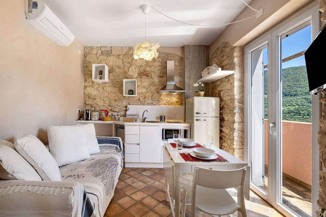 Entire apartment, Apartment "Casa Virginia - Vigna" with Sea View, Shared Pool & Wi-Fi in Boragni, Orco Feglino