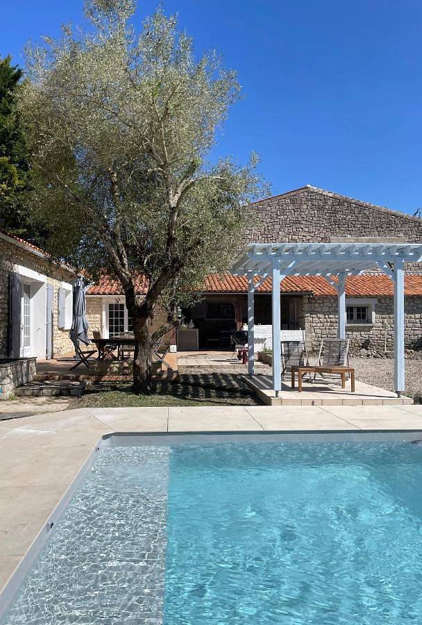 Location de vacances pour 14 personnes, avec piscine ainsi que jardin et vue, animaux acceptés à Saint-Sulpice-de-Royan - 4