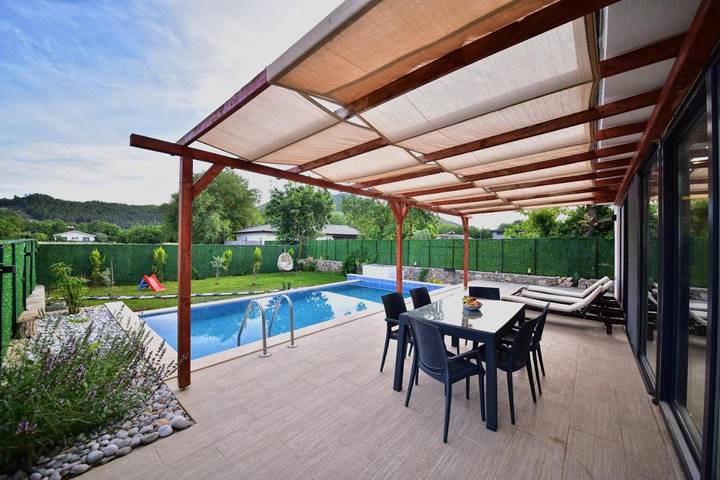 Chalet para 6 personas, con balcón además de jardín y piscina en Fethiye