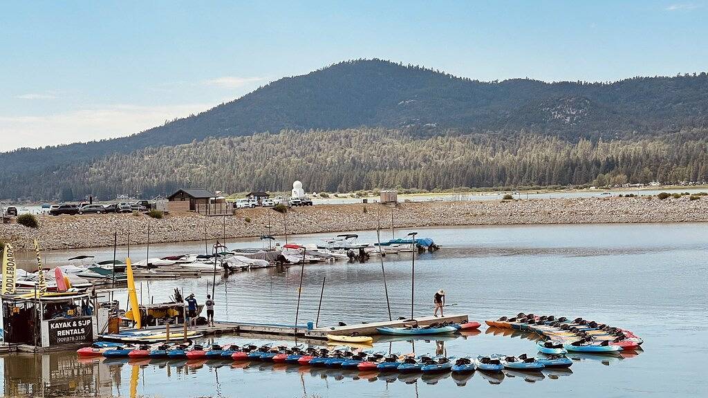 Walk to Lake Cabin great for kids & Pets Spa Bbq Wifi King Bed Ski Free Coffee in Big Bear Lake, San Bernardino County