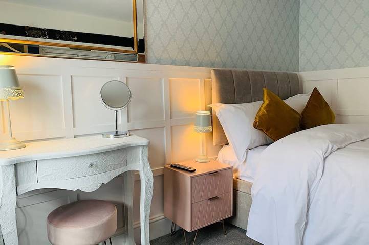 Market Lodge - Boutique Cottage in Stroud, Gloucestershire