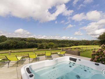 Gîte pour 12 personnes, avec jardin et jacuzzi à Saint-Germain-de-Tournebut
