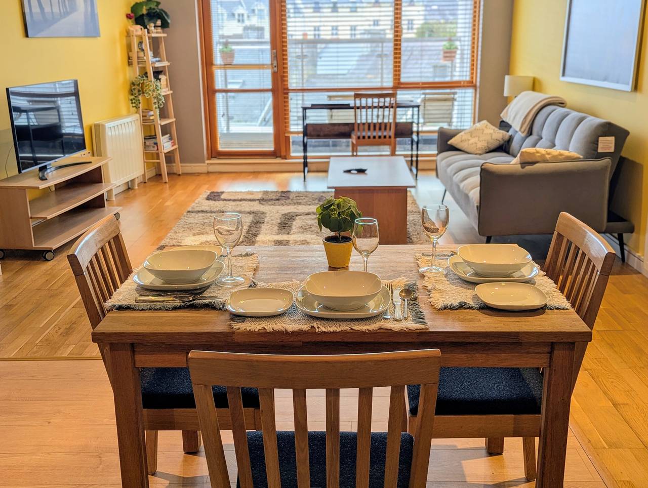 Ganze Wohnung, 12 Courthouse Square Apt with Parking in Clifden, Connemara