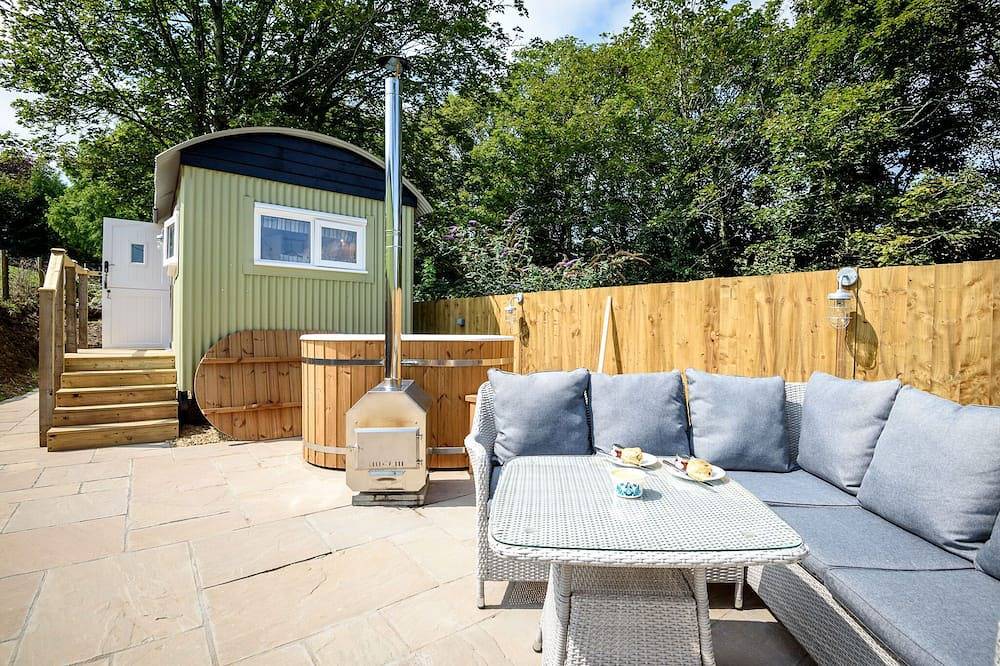 Luxury Coastal Shepherds Hut + hot tub, dining dome and outdoor kitchen. in Polperro, Cornwall
