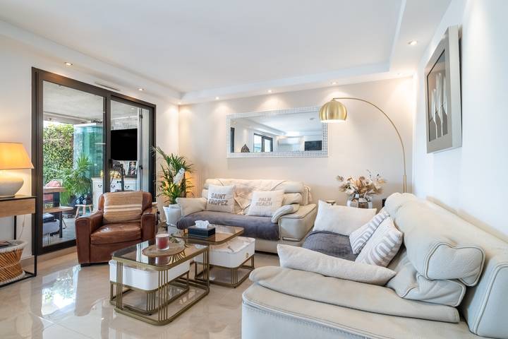 Appartement entier, Appartement 'Les Hauts De Vaugrenier' avec terrasse privée et Wi-Fi in Villeneuve-Loubet, Côte méditerranéenne (France)