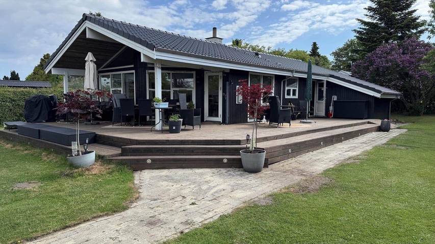 Ferieudlejning for 7 personer, med sauna og terrasse samt jacuzzi i Ajstrup Strand