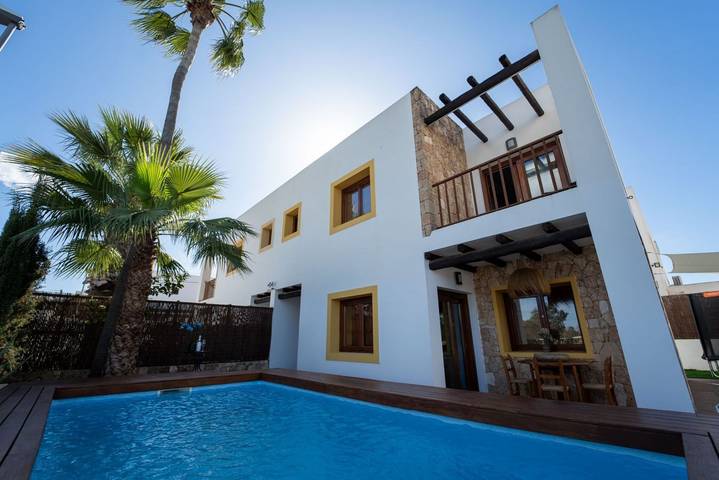 Apartment for 5 people, with Balcony/Terrace and Garden as well as Pool in Ibiza