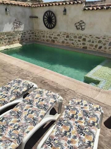 Casa rural para 12 personas, con piscina además de jardín y jacuzzi, Se admiten mascotas en Montes de Toledo