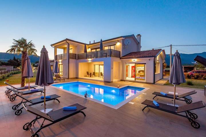 Ferienhaus für 8 Personen, mit Balkon und Terrasse sowie Garten und Pool