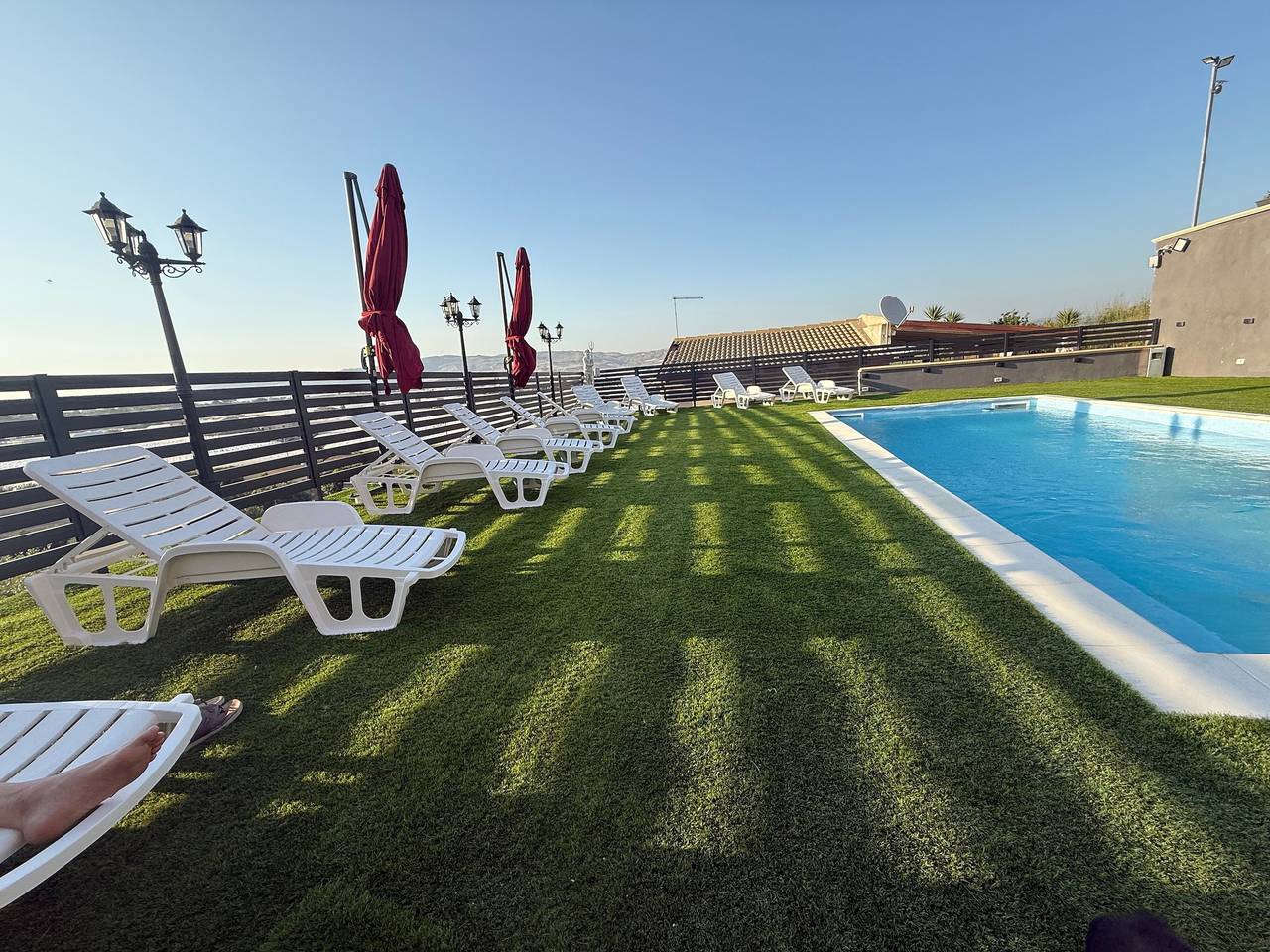 Apartamento entero, Villa "Nicolai - Primo Piano" con vistas a la montaña, piscina compartida y terraza privada in Provincia de Agrigento