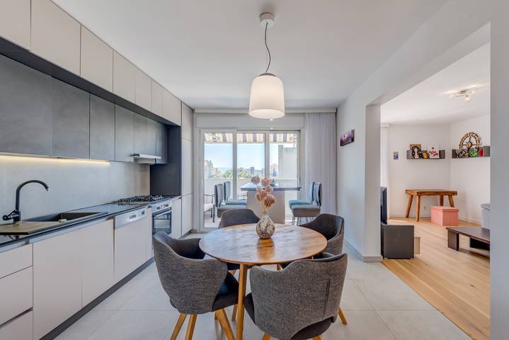 Ferienwohnung für 5 Personen, mit Meerblick und Balkon, kinderfreundlich in Split