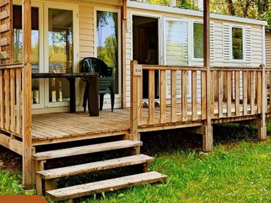 Flower Camping Les Berges de la Dordogne - Mobilheim 6 personen - Mobilheim Komfort 32m² Malaga - 3 Schlafzimmer + Überdachte Terrasse, Klimaanlage, Tv, Geschirrspülmaschine 6 pers. in Trémolat, Périgord Pourpre