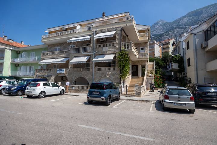 Ferienwohnung für 4 Personen, mit Balkon und Ausblick in Makarska - 2