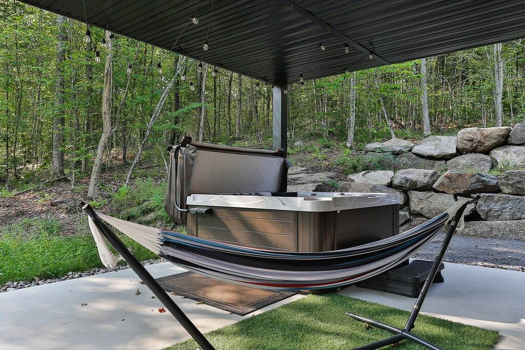 New Family Cottage Tremblant-4 Bdrs w/ Hot Tub in La Conception, Québec