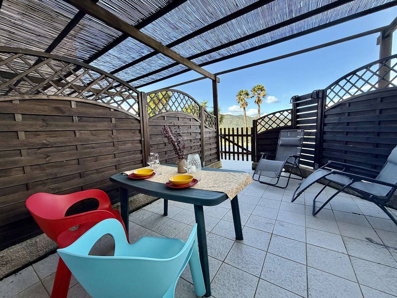 Apartamento entero, Estudio tranquilo con terraza, piscina, cerca de playas y centro, aire acondicionado in Saint-Florent, Region de Calvi