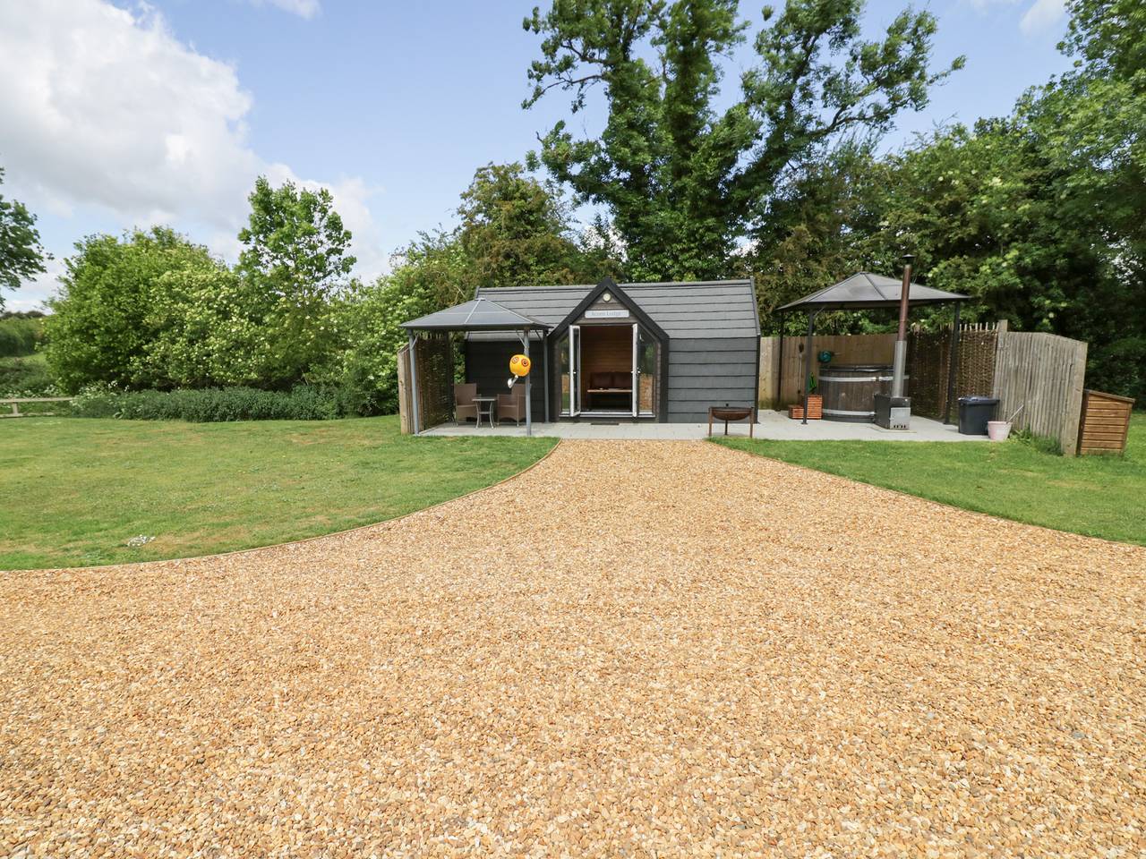Acorn Lodge At Bridge Lake Farm &amp; Fishery in Oxfordshire