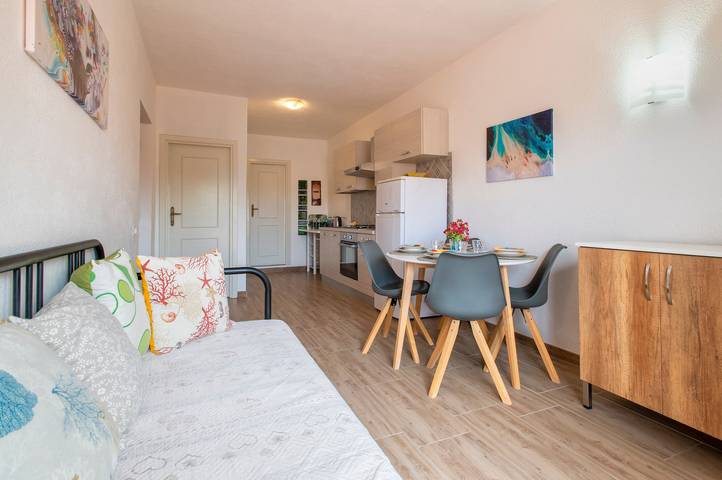 Entire apartment, Apartment 'Endless Summer' with Sea View, A/C and Balcony in Isola Rossa, Trinità d'Agultu e Vignola