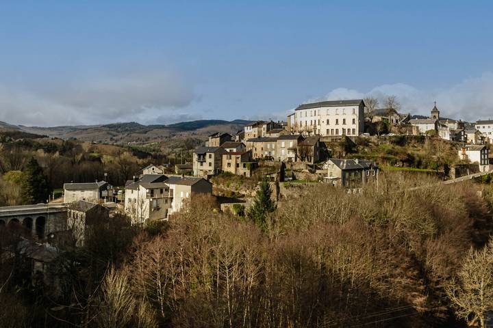 Apartamento entero, Apartamento en casa vacacional La Salvetat Agout con terraza y vistas a la montaña in La Salvetat-sur-Agout, Region de Béziers