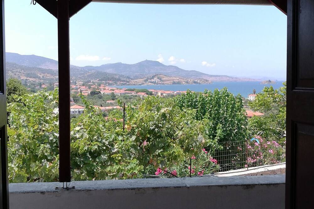 Geheel appartement, Troyan Hill Studios met panoramisch uitzicht en groot balkon in Petra (Griekenland), Lesbos